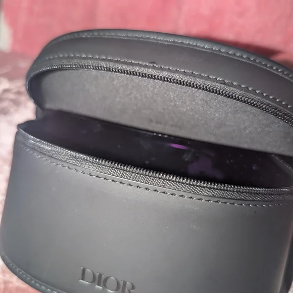 Chic Black Oversized Sunglasses - Picture 7 of 10